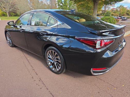 2025 Lexus ES 300h Luxury