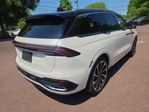White Platinum Metallic Tri-Coat 2024 Lincoln Nautilus Black Label