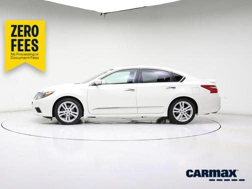 White 2017 Nissan Altima SL