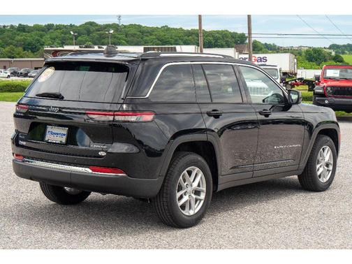 Diamond Black Crystal Pearlcoat 2023 Jeep Grand Cherokee Laredo