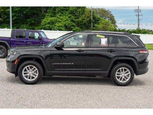 Diamond Black Crystal Pearlcoat 2023 Jeep Grand Cherokee Laredo