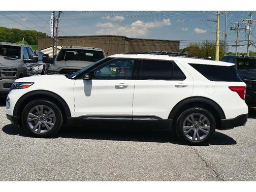 Star White Metallic Tri-Coat 2024 Ford Explorer XLT
