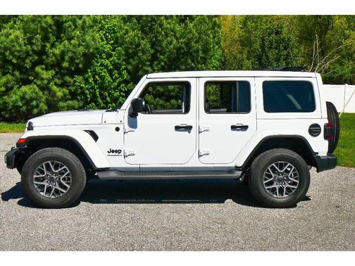 Bright White Clearcoat 2025 Jeep Wrangler 4-Door Sahara 4x4