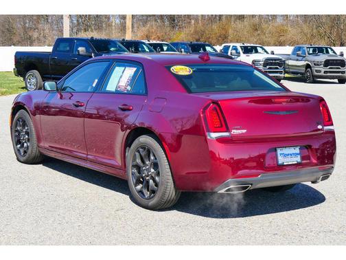 Velvet Red Pearlcoat 2022 Chrysler 300 Touring