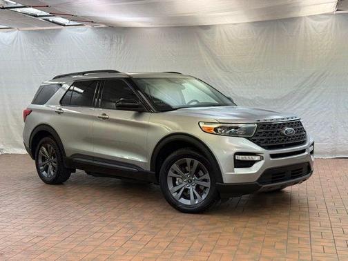 Iconic Silver Metallic 2022 Ford Explorer XLT