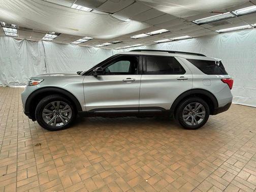 Iconic Silver Metallic 2022 Ford Explorer XLT
