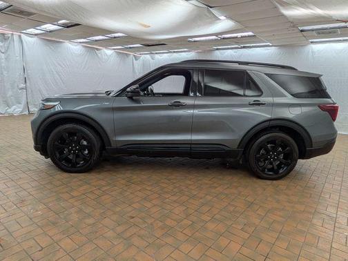 Carbonized Gray Metallic 2024 Ford Explorer ST-Line