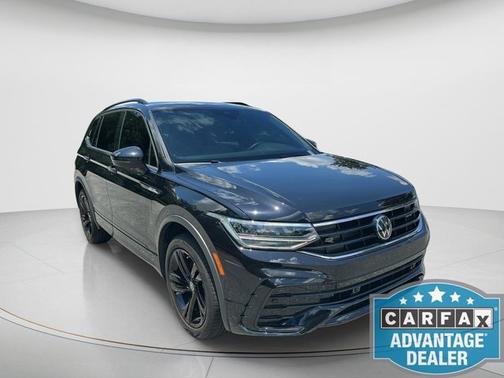 Deep Black Pearl 2024 Volkswagen Tiguan SE R-Line Black