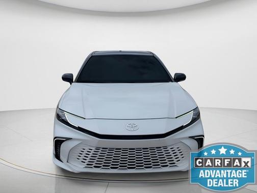 Wind Chill Pearl/Midnight Black Metallic 2025 Toyota Camry XSE