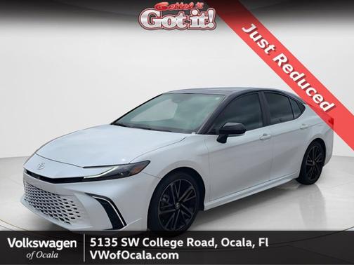 Wind Chill Pearl/Midnight Black Metallic 2025 Toyota Camry XSE