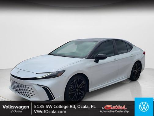Wind Chill Pearl/Midnight Black Metallic 2025 Toyota Camry XSE