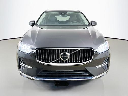 Platinum Gray Metallic 2023 Volvo XC60 B5 Plus Bright Theme