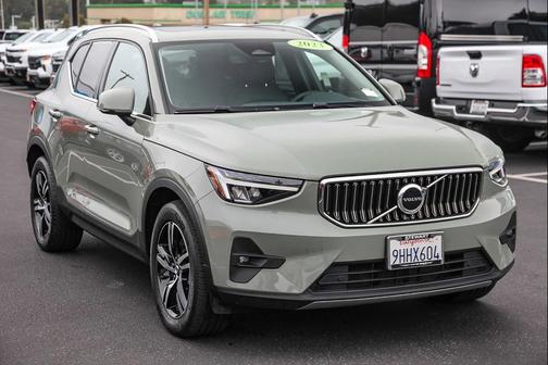 2023 Volvo XC40 B5 Plus Bright Theme