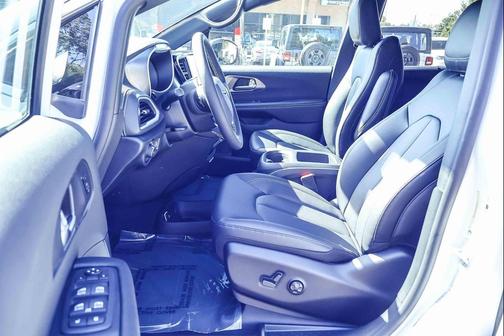 Bright White Clearcoat 2026 Chrysler Pacifica L
