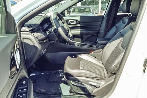 Bright White Clearcoat 2026 Jeep Compass Latitude