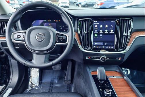 Onyx Black Metallic 2024 Volvo S60 B5 Plus Dark Theme