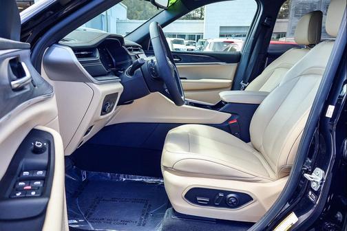 Diamond Black Crystal Pearlcoat 2023 Jeep Grand Cherokee L Limited