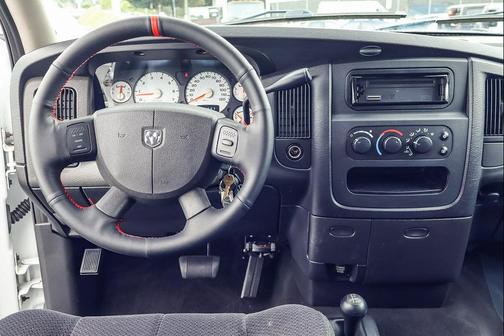 Bright White Clearcoat 2004 Dodge Ram 1500 SLT Quad Cab