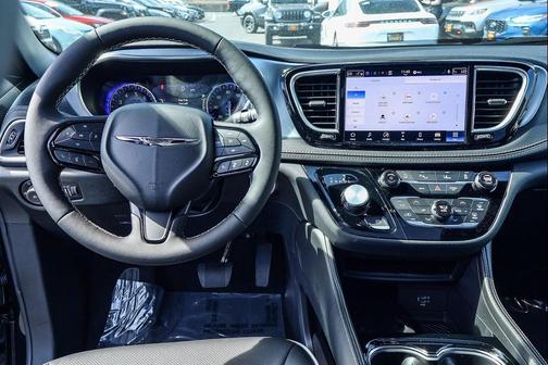 Diamond Black Crystal Pearlcoat 2026 Chrysler Pacifica Limited