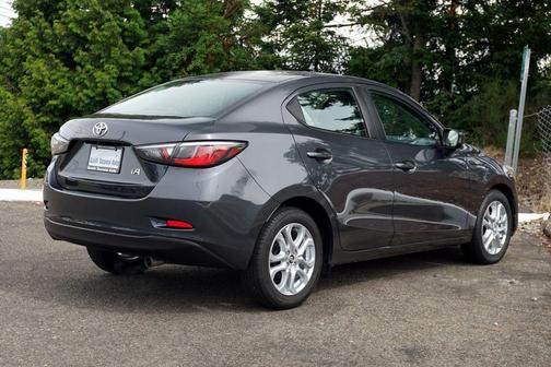 Graphite 2018 Toyota Yaris iA Base