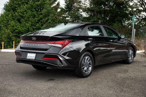 Black 2024 Hyundai ELANTRA SEL