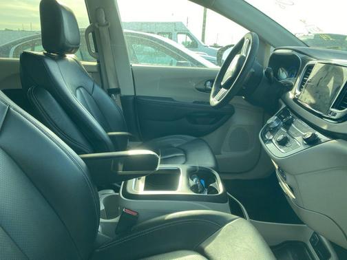 Bright White Clearcoat 2024 Chrysler Pacifica Touring L