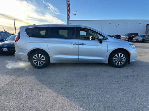 2023 Chrysler Pacifica Hybrid Touring L