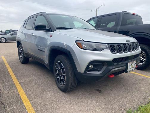 Silver Zynith Metallic Clearcoat 2025 Jeep Compass Trailhawk
