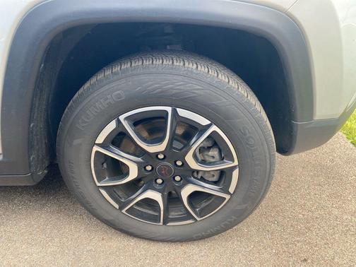 Silver Zynith Metallic Clearcoat 2025 Jeep Compass Trailhawk