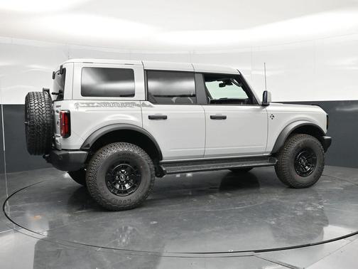 Avalanche Gray 2026 Ford Bronco Outer Banks