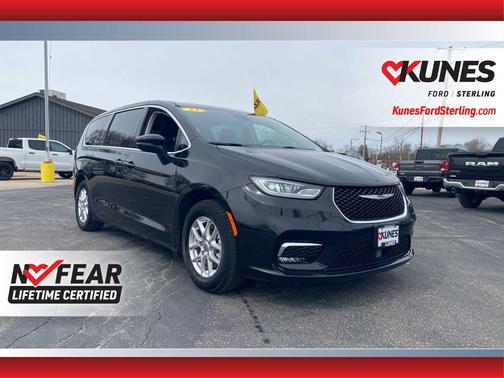 Brilliant Black Crystal Pearlcoat 2023 Chrysler Pacifica Touring L