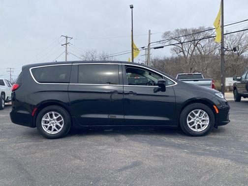 Brilliant Black Crystal Pearlcoat 2023 Chrysler Pacifica Touring L