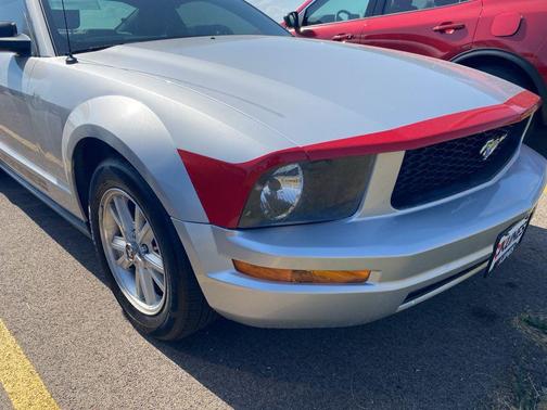2005 Ford Mustang Deluxe