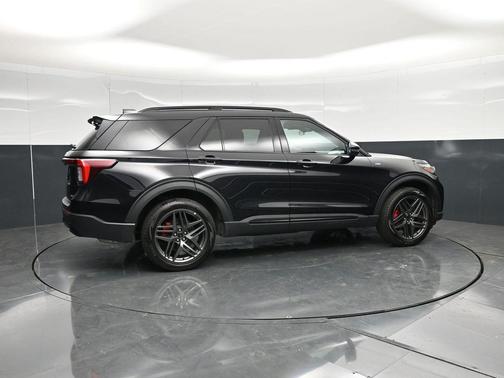 Black Metallic 2025 Ford Explorer ST-Line