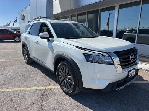 2024 Nissan Pathfinder SL