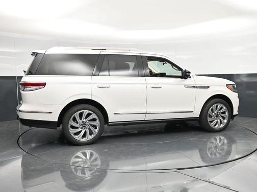Pristine White Metallic Tri-Coat 2024 Lincoln Navigator Premiere