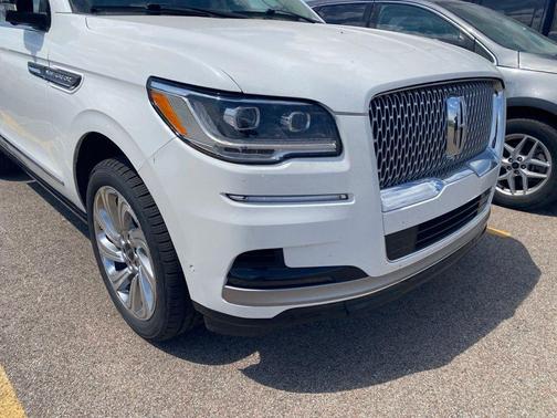 White Metallic 2024 Lincoln Navigator Premiere