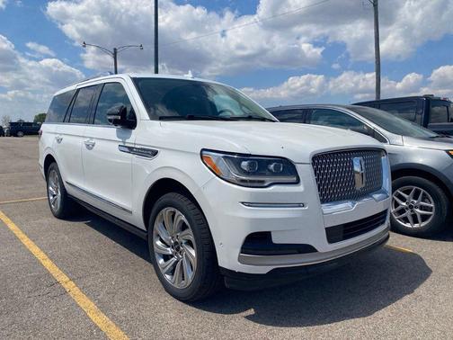 White Metallic 2024 Lincoln Navigator Premiere