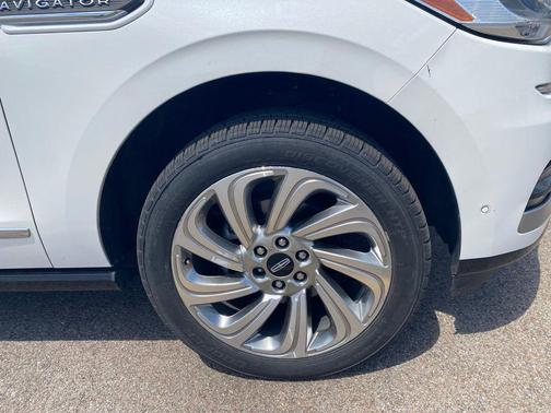 White Metallic 2024 Lincoln Navigator Premiere