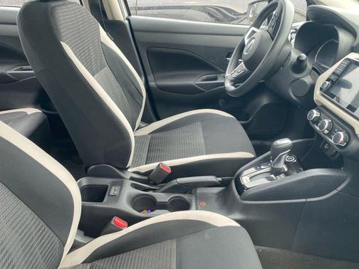 Aspen White TriCoat Pearl 2021 Nissan Versa 1.6 SV