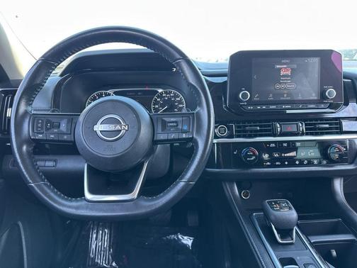 2023 Nissan Pathfinder SV