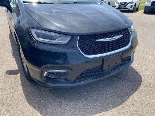 Diamond Black Crystal Pearlcoat 2024 Chrysler Pacifica Touring L