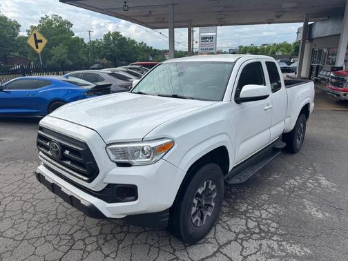 White 2022 Toyota Tacoma SR5