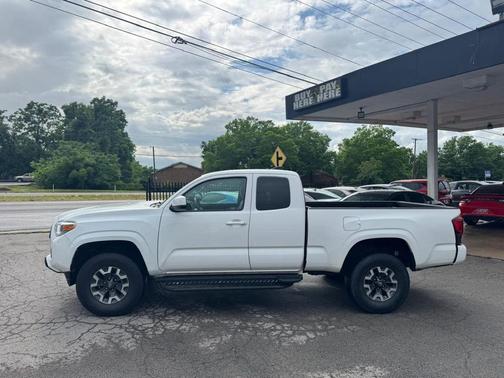 White 2022 Toyota Tacoma SR5