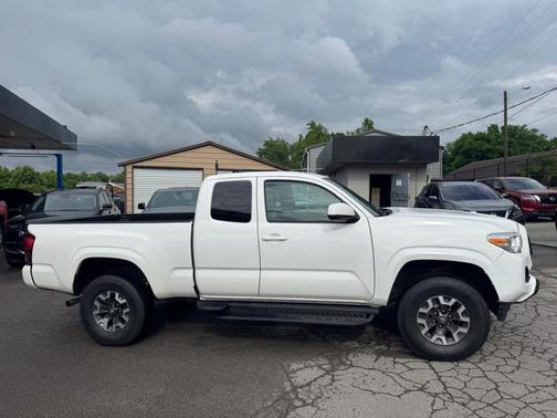 White 2022 Toyota Tacoma SR5