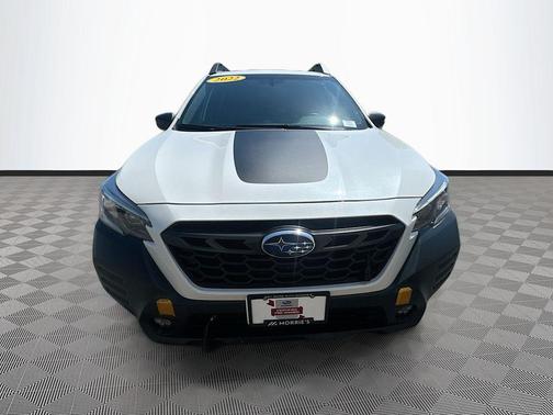 Crystal White Pearl 2022 Subaru Outback Wilderness