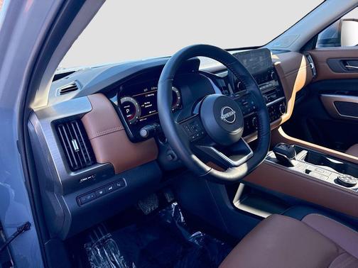 2025 Nissan Pathfinder Platinum 4WD