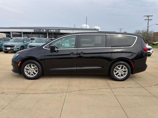 Diamond Black Crystal Pearlcoat 2024 Chrysler Voyager LX