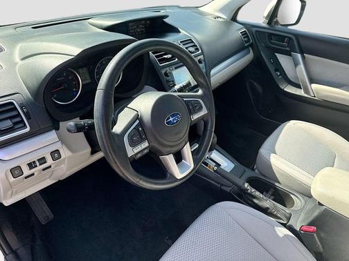 Crystal White Pearl 2018 Subaru Forester 2.5i Premium
