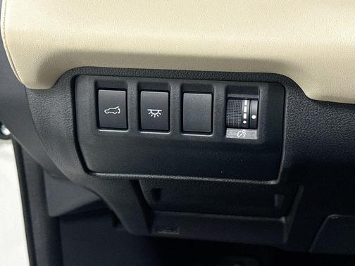 Crystal White Pearl 2023 Subaru Ascent Limited 7-Passenger